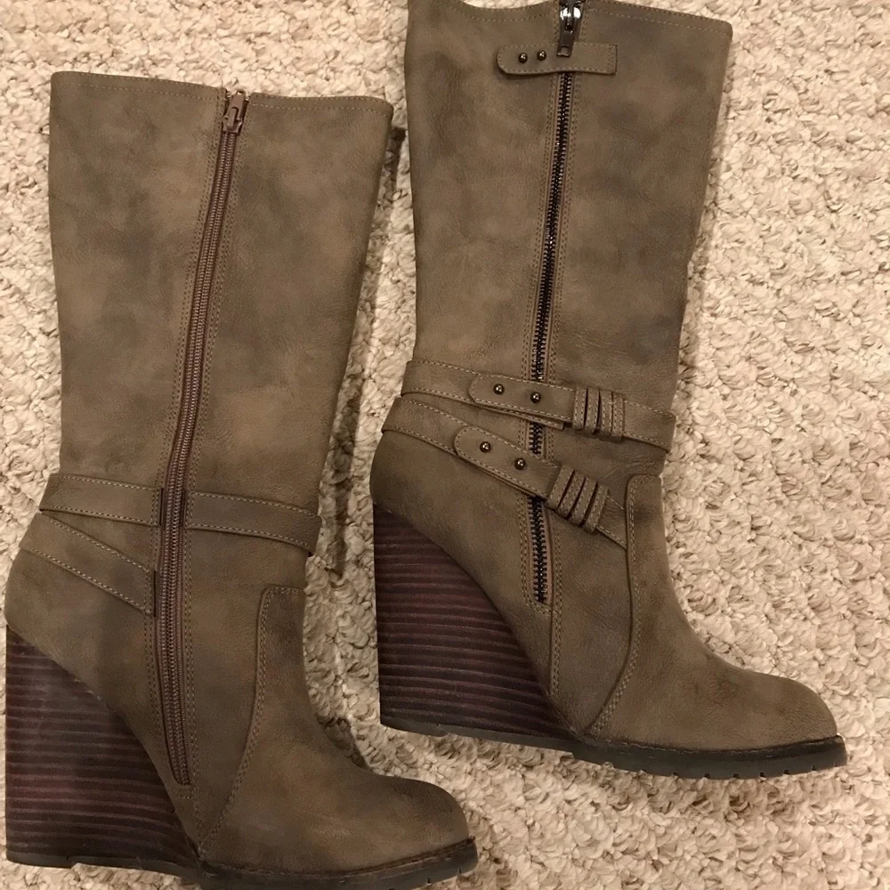 Very Volatile Women’s Wedge Boots - Picture 2 of 10